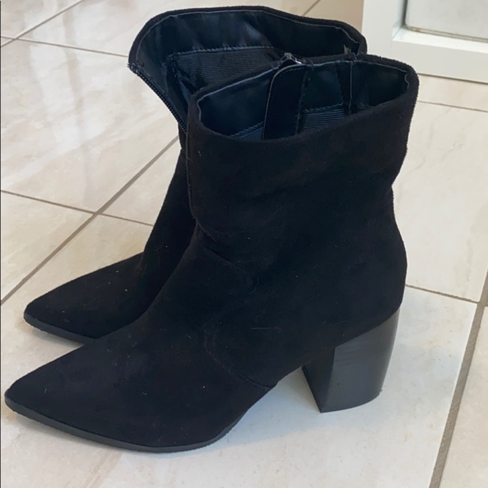 SOLD💖Size 6 Steve Madden booties (1 BROKEN ZIPPER PULL) - Picture 1 of 3